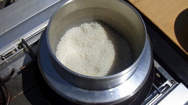 米を炊く準備。